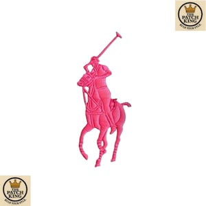 Könnte beinhalten: Ein pinkfarbener, gestickter Aufnäher mit einem Polospieler auf einem Pferd, der einen Schläger hält. Der Aufnäher hat ein detailliertes Design und ist vor einem weißen Hintergrund platziert. Das Logo von The Patch King befindet sich oben rechts und unten links.