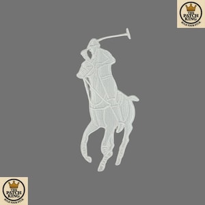 Puede incluir: Parche bordado blanco con un jugador de polo a caballo. El diseño muestra un jinete con un mazo y un caballo en movimiento. El parche es probablemente para la personalización de ropa.