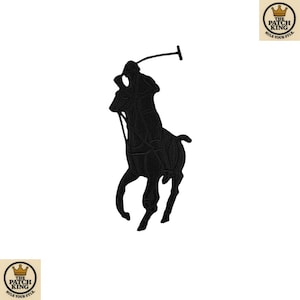 Peut inclure: Écusson brodé noir représentant un joueur de polo à cheval, levant son maillet. Le design est une silhouette du cavalier et du cheval en action. Le logo The Patch King est dans les coins supérieur droit et inférieur gauche.
