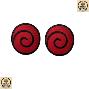 Pode incluir: Dois emblemas bordados circulares com um fundo vermelho vibrante e um design de espiral preta proeminente centrado em cada um. Cada emblema é finalizado com uma borda espessa costurada em preto, criando um contorno limpo e definido para estas peças.