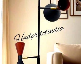 Lámpara de pie de latón de estilo moderno de mediados de siglo con cuello de cisne ajustable para dormitorio.