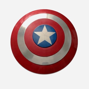 Op de afbeelding: Een rond schild met een rode buitenring, een zilveren middenring en een blauw centrum. Het centrum heeft een witte vijfpuntige ster. Het schild is een replica van Captain America's schild.