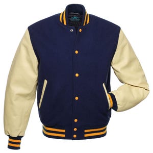Puede incluir: Una chaqueta universitaria azul marino con mangas de cuero color crema. La chaqueta presenta ribetes a rayas naranjas y amarillas en el cuello, los puños y el dobladillo. Tiene cierres a presión naranjas y dos bolsillos delanteros. Prenda de abrigo deportiva clásica.