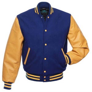 Könnte beinhalten: Eine marineblaue und goldfarbene Collegejacke mit Knopfleiste, goldenen Lederärmeln und einem gerippten Kragen, Bündchen und Bund mit gelben Streifen. Die Jacke hat zwei Vordertaschen und ein klassisches, sportliches Design.
