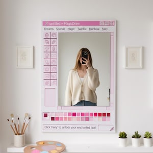 Puede incluir: Un espejo rectangular con un marco rosa y blanco, diseñado para parecerse a una interfaz de computadora. El espejo tiene el texto "untitled - MagicDraw" y "Click 'Fairy' to unlock your enchanted tips!". El espejo está decorado con varios iconos y una paleta de colores.