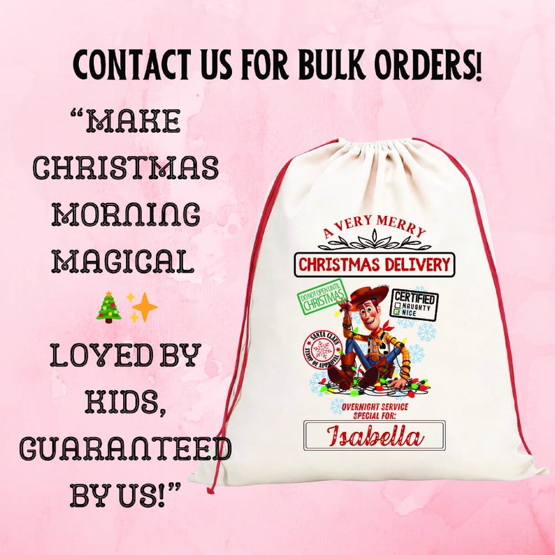 以下が含まれることがあります： 赤い縁取りとウッディの漫画グラフィックが付いた白いクリスマスギフトバッグ。「A Very Merry Christmas Delivery」と書かれており、下部には「Isabella」と印刷されています。左側のテキストは「Make Christmas Morning Magical」と書かれています。