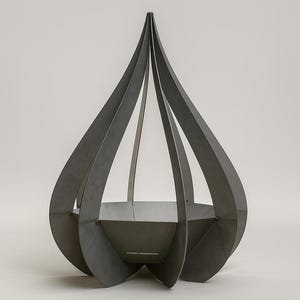 Könnte beinhalten: Eine moderne, dunkelgraue Metallskulptur in Tropfenform. Die Skulptur hat gebogene, blütenblattartige Paneele, die sich oben treffen und eine schalenförmige Basis bilden. Das Design ist minimalistisch und geometrisch, geeignet für die Inneneinrichtung.