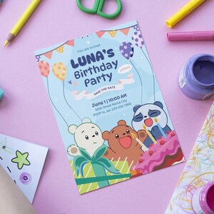 Op de afbeelding: Een uitnodiging voor een verjaardagsfeestje met de tekst "LUNA'S Birthday Party" en details. De uitnodiging toont cartoonberen, een panda en een taart. Kleurpotloden, een schaar en verf liggen verspreid op een roze ondergrond.