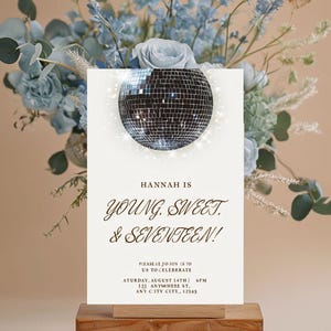 Modèle d'invitation d'anniversaire une reine dansante, invitation d'anniversaire sur le thème de maman Mia, jeune douce et dix-sept ans, boule disco