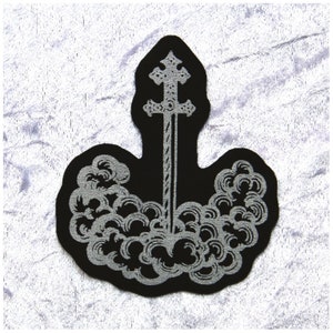 Op de afbeelding: Een geborduurde patch in zwart en zilver, met een zwaard dat door een wolk steekt. Het zwaard heeft een kruisvormig handvat en een gedetailleerd ontwerp.
