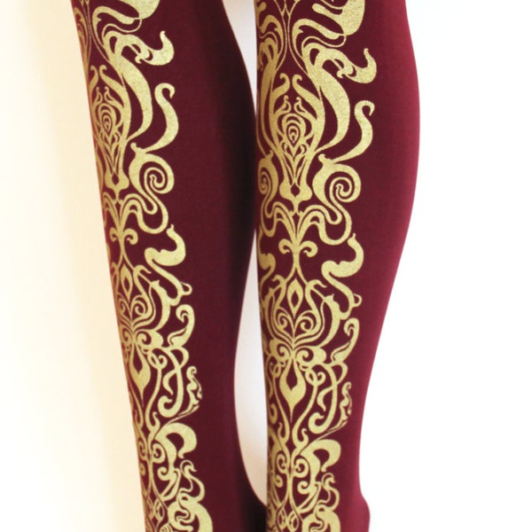 Art Nouveau Print panty goud op Bordeaux Oxblood donkerrood grote Womens Fashion metalen beenmode