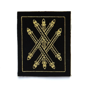 Écusson de carte de tarot, cinq de baguettes, or sur noir, badge en tissu à coudre, gothique