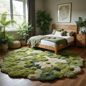 Może przedstawiać: Okrągły dywan w kształcie mchu, w odcieniach zieleni i kremu, leżący na drewnianej podłodze w sypialni. Wzór dywanu przypomina naturalny krajobraz. Pokój obejmuje drewniane łóżko, rośliny i neutralną paletę kolorów.