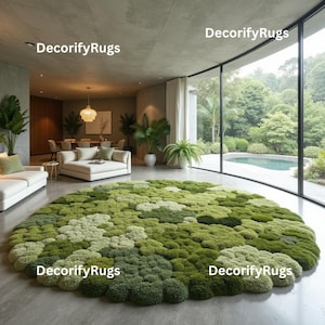 Puede incluir: Una alfombra grande y redonda con una superficie texturizada, que presenta una variedad de tonos verdes. La alfombra es el punto focal de una sala de estar moderna con grandes ventanales que dan a una piscina y exuberante vegetación. El diseño de la alfombra se asemeja a un campo de musgo.