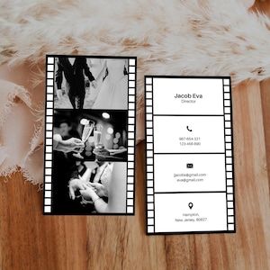 Puede incluir: Tarjeta de visita en blanco y negro con dise&ntilde;o de tira de pel&iacute;cula. El lado izquierdo presenta tres fotos de boda. El lado derecho contiene informaci&oacute;n de contacto, incluidos los nombres Jacob Eva, n&uacute;meros de tel&eacute;fono, direcciones de correo electr&oacute;nico y una direcci&oacute;n f&iacute;sica.