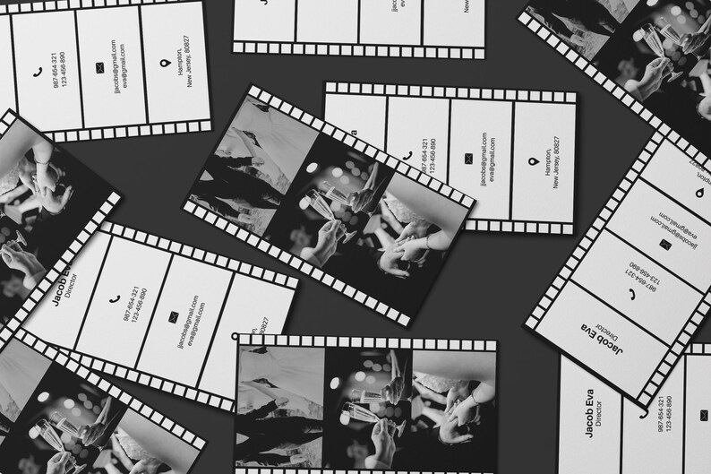 Puede incluir: Tarjetas de visita con dise&ntilde;o de tira de pel&iacute;cula. Cada tarjeta presenta una imagen en blanco y negro e informaci&oacute;n de contacto, incluyendo n&uacute;mero de tel&eacute;fono, correo electr&oacute;nico y direcci&oacute;n. Las tarjetas est&aacute;n dispersas sobre una superficie oscura.