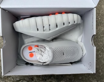 Pantuflas Fragment blancas mate futuristas, sandalias ortopédicas esculpidas.