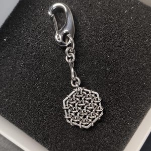 Könnte beinhalten: Ein Set aus drei Keramikbechern mit gesprenkelter, matter Oberfläche. Die Becher sind in Creme-, Hellgrau- und Dunkelgrautönen gehalten. Jeder Becher hat ein schlichtes, minimalistisches Design, perfekt für Kaffee oder Tee.