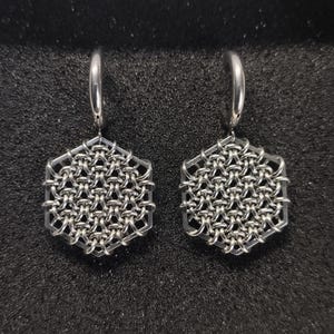 Handgemachte sechseckige Kettenhemd Ohrringe | Edelstahl Hoodoo Muster