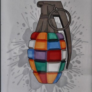 Puede incluir: Ilustración colorida de una granada de mano. El cuerpo de la granada está compuesto por cuadrados de varios colores, incluyendo rojo, naranja, azul y verde. La parte superior y el pasador son marrones. El fondo es gris claro con salpicaduras grises.