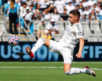 Póster de celebración de Federico Valverde del Real Madrid: Maestro del mediocampo, arte mural, estrella de La Liga y la Champions League, 20x30