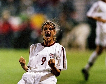 Mia Hamm Soccer Poster 20x30 – Women’s Soccer Legend Wall Art | USA Football Star Print