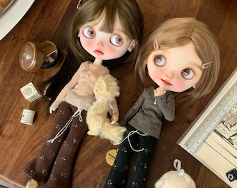 Blythe dockoutfit – Ribbad ulltopp, blommiga utsvängda byxor