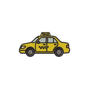 Puede incluir: Un taxi amarillo con neumáticos negros y un patrón de cuadros negros y amarillos en las puertas. La palabra "TAXI" se muestra en un letrero en el techo del coche. El coche está sobre un fondo blanco.