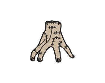Pode incluir: Patch bordado com uma mão bege com costuras pretas e unhas pretas. A mão tem um design estilizado único com costuras visíveis, dando-lhe uma aparência texturizada. Perfeito para adicionar um toque assustador a roupas ou acessórios.