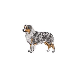 Op de afbeelding: Geborduurde illustratie van een Australian Shepherd hond. De hond wordt afgebeeld in een staande pose, met een driekleurige vacht van zwart, wit en bruin. De vacht van de hond is gedetailleerd met getextureerde steken.
