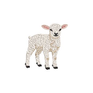 Puede incluir: Imagen bordada de un cordero, con un cuerpo blanco texturizado y pezuñas negras. El cordero tiene orejas rosas y una pequeña cara sonriente. El diseño está sobre un fondo blanco liso.