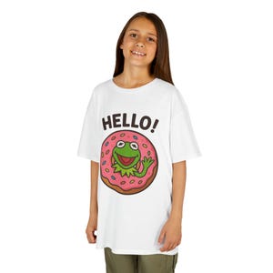 Kermit Donut Kids Tee: Fun Cartoon T-Shirt kurbağa ve donut