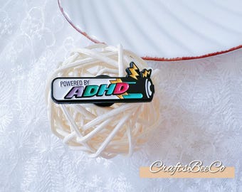 Broche de esmalte con mensaje "Impulsado por el TDAH" - Pines de esmalte de salud mental y neurodivergencia - Bonita insignia de esmalte - Idea de regalo