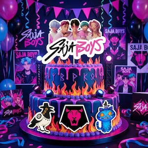Puede incluir: Un pastel de dos niveles con base negra, decorado con llamas naranjas, goteo rosa y el texto "SAJA BOYS". El pastel está adornado con imágenes de dibujos animados y una foto grupal. Globos y pancartas completan la escena festiva.