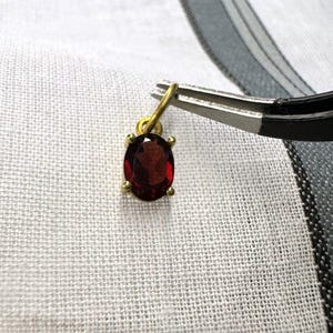 18k Gold natürliche Granat Charme Anhänger, 6 x 4 mm Oval geschnitten Granat Gold Charme Anhänger, Granat Armband Charme, zierliche Granat Gold Charme Anhänger