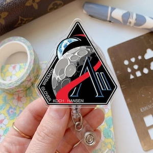 Retro Artemis II Mission Astronaut Crew Badge-rulle – Akryl rymdberlock, present till vän