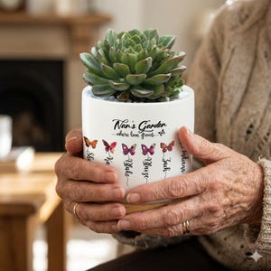 名入れ植木鉢、家族名入りカスタムプランター、おばあちゃんへのガーデニングギフト、誕生蝶の植木鉢、子供からお母さんへのギフト、名前入りカスタム植木鉢