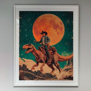 Collage surreale: "The Wild Frontier" - Arte da cowboy spaziale, arte spaziale retrò, design fantascientifico, arte cosmica, futuristico retrò, poster surreale di dinosauri