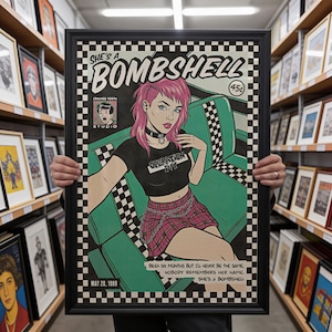 Könnte beinhalten: Ein gerahmter Kunstdruck im Comic-Stil mit dem Titel She's a Bombshell, der eine Person mit rosa Haaren, schwarzem Halsband und schwarzem bauchfreien Oberteil auf einer türkisfarbenen karierten Bank zeigt. Der Druck enthält Text, einen Preis von 45 Cent und das Datum 28. Mai 1989.