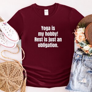 Lo yoga è il mio hobby! Il riposo è solo un obbligo - T-shirt divertente per gli amanti dello yoga, maglietta da yoga, camicia da yoga
