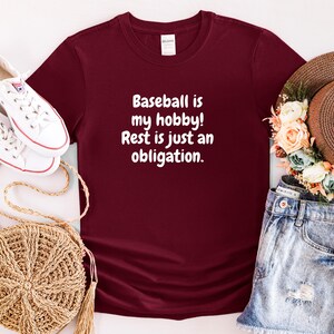 ¡El béisbol es mi pasatiempo! Descansar es solo una obligación. Camiseta: regalo divertido para los amantes del béisbol.