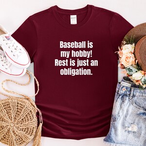 ¡El béisbol es mi pasatiempo! Descansar es solo una obligación. Camiseta: regalo divertido para los amantes del béisbol.