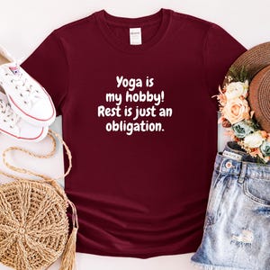 Lo yoga è il mio hobby! Il riposo è solo un obbligo - T-shirt divertente per gli amanti dello yoga, maglietta da yoga, camicia da yoga