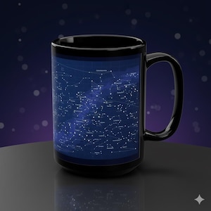Peut inclure: Mug en céramique noire avec une carte détaillée des constellations sur un fond étoilé bleu foncé et violet. Les constellations sont représentées par des lignes et des points blancs. La tasse a une grande anse.