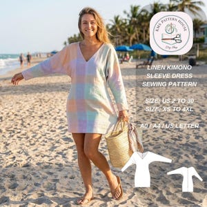 Könnte beinhalten: Eine Frau trägt ein pastellfarbenes, kariertes Kimono-Kleid mit Ärmeln aus Leinen an einem Strand. Das Kleid hat einen V-Ausschnitt und lange Ärmel. Der Text lautet: "LEINEN KIMONO ÄRMELKLEID NÄHMODELL" und Größenangaben.