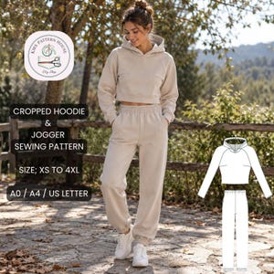 Puede incluir: Un patrón de costura para una sudadera corta con capucha y pantalones de chándal beige. El texto dice KMS PATTERN HOUSE, CROPPED HOODIE & JOGGER SEWING PATTERN, SIZE; XS TO 4XL, A0 / A4 / US LETTER. Incluye un dibujo técnico del conjunto.