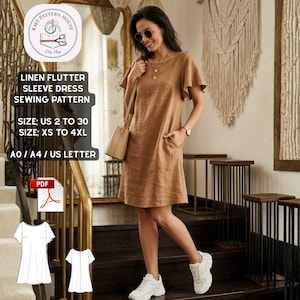 Peut inclure: Une femme porte une robe en lin marron à manches flottantes. La robe a des poches et est associée à des baskets blanches et un sac à main beige. L'image comprend un patron de couture avec le texte "LINEN FLUTTER SLEEVE DRESS SEWING PATTERN".