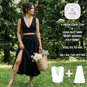 Puede incluir: Un top corto negro con cuello en V y una falda midi con abertura alta. La mujer lleva el conjunto y sostiene una cesta de mimbre llena de flores blancas. El patrón de costura está disponible en tallas XS a 4XL.