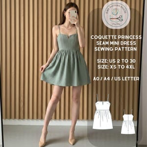 Puede incluir: Un minivestido verde salvia con tirantes finos y escote en V. El vestido tiene un corpiño ajustado y una falda acampanada. La imagen incluye el texto "COQUETTE PRINCESS SEAM MINI DRESS SEWING PATTERN" e información de tallas.
