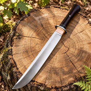 Könnte beinhalten: Ein Messer mit feststehender Klinge, bestehend aus einer langen, polierten silberfarbenen Stahlklinge, einem kupferfarbenen Parierelement und einem glatten, dunkelbraunen Holzgriff. Der Griff ist mit einem kleinen silbernen Stift fixiert.